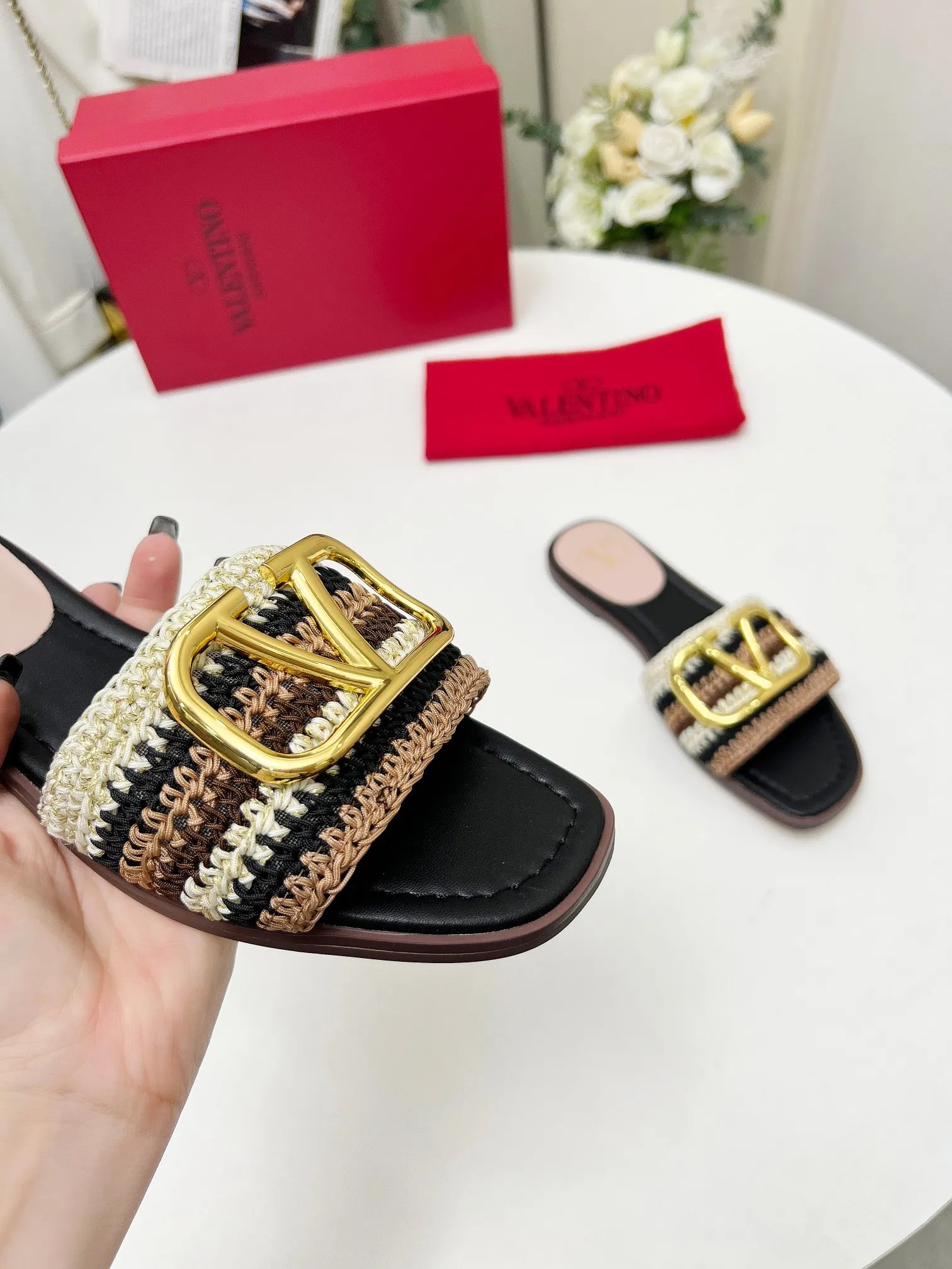 👟👟Ex-factory price 440👟👟 Genuine leather sole +30 🆕 Valentino👑👑 Latest series with perfect hand-woven details. A very eye-catching catwalk series launched [strong][strong] Code number: 35 to 43 (genuine leather sole +30)